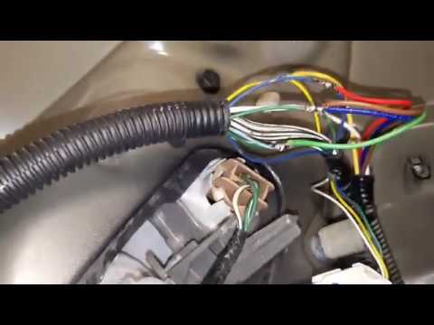 Видео: Toyota Corolla 2010( E150) - Расключение проводов Фаркопа (ТСУ)