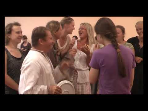 Видео: Дзяльба каравая, выкатванне вечка з хаты. Рэканструкцыя вясельнага абрада. ч2.