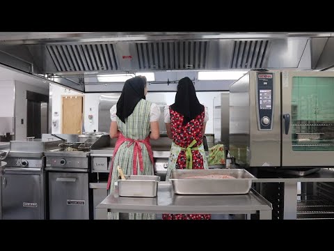 Видео: Видеоблог №34: Неделя в мире блюд гуттеритов, жизнь во время готовки