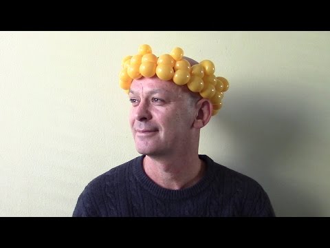 Видео: Как сделать корону из шариков