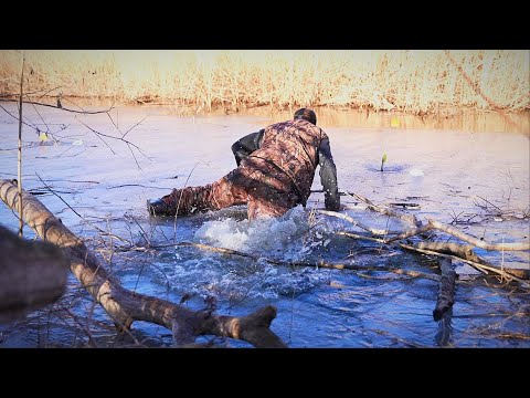 Видео: СХОДИЛ НА РЫБАЛКУ - ПРОВАЛИЛСЯ. Опасный последний лёд. Рыбалка на жерлицы. Ловля щуки.