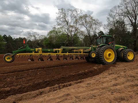 Видео: John Deere 8530 тянет огромный плуг