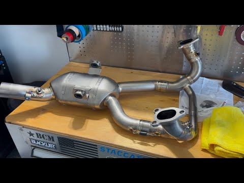 Видео: BMW R1300 GS | Как установить титановые коллекторы AKRAPOVIC, РАСПАКОВКА и сравнение ЗВУКА со шта...