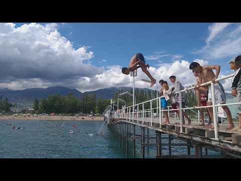 Видео: Экстремальные прыжки с пирса от крутых парней. Красивейшее виды. Озеро Ысык-Кол, Иссыкуль. Алтын Кум