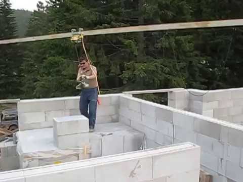Видео: Мини-кран для строительства стен из газобетона