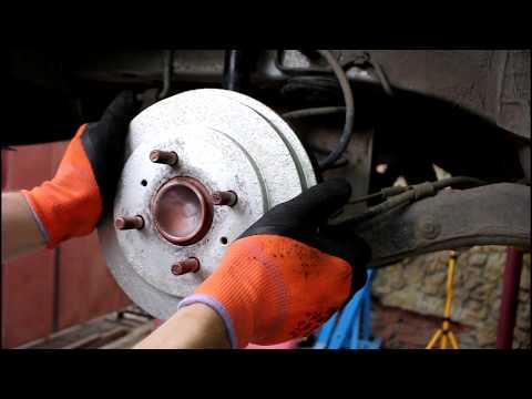 Видео: Замена задних тормозных колодок на Mitsubishi Colt 1,5 Мицубиси Кольт 2003 года