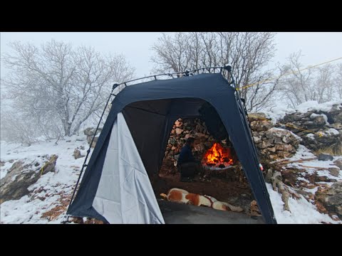 Видео: Зимний кемпинг Bushcraft в палатке с камином | Одиночный лагерь для выживания в метель, природа Asmr