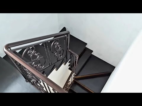 Видео: Лестница на второй этаж, обшиваем каркас, варим перила!