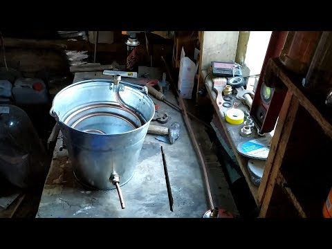 Видео: Самодельный медный холодильник для самогона. How to build moonshine copper cooler in the bucket.