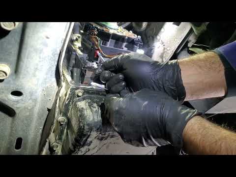 Видео: Замена датчика давления в коробке передач Dodge Grand Caravan Journey. P083B. Передачи не переклю...