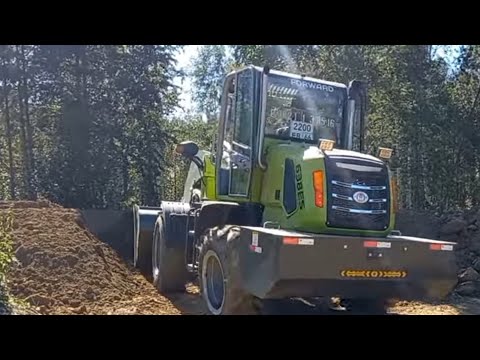 Видео: Отсыпка и планировка на фронтальном погрузчике