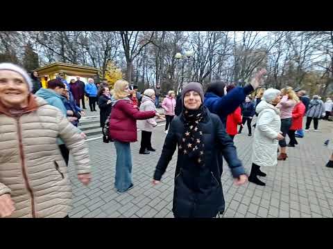 Видео: 7.11.25г... "РЫЖАЯ ДЕВЧОНКА"... 🧑‍🦰... звучит на Танцполе в Гомельском парке... 