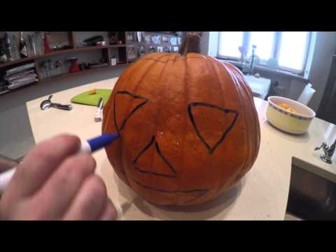 Видео: Как вырезать тыкву для Хеллоуина