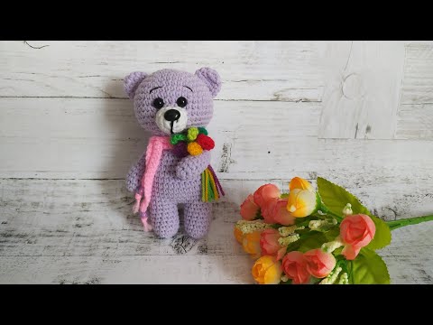 Видео: Мишка с букетом крючком. Подробный МК.