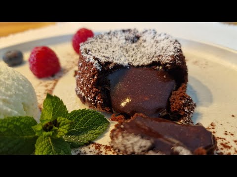 Видео: ШОКОЛАДНЫЙ ФОНДАН – ПОРЦИОННЫЙ ДЕСЕРТ С ЖИДКОЙ СЕРЕДИНКОЙ 🍫✨