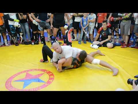 Видео: Мастер-класс Федора Емельяненко во Пскове (№8). Рычаг локтя - кимура. Основные принципы.