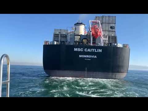 Видео: Лоцманский катер подходит к контейнеровозу. Pilot boat approaching to the ship.