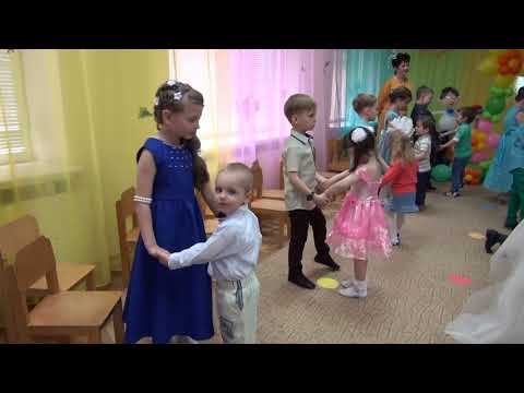 Видео: Малыши поздравляют выпускников