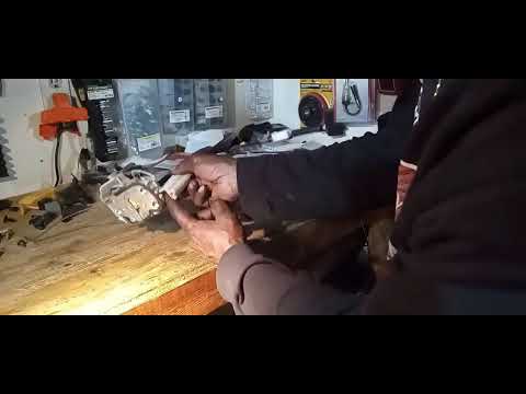 Видео: Замена троса открывания дверной защелки Honda Accord 2006 года