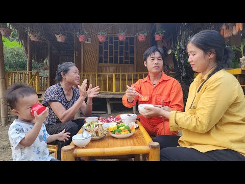 Видео: Семейный ужин в маленьком доме матери-одиночки и её близких