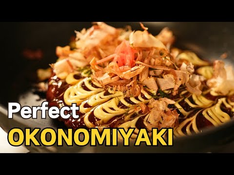 Видео: Как приготовить идеальные окономияки (японские пикантные блинчики) дома: воссоздаем японскую улич...