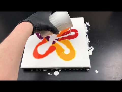 Видео: Акриловая заливка - переворачивание картона силиконовым маслом