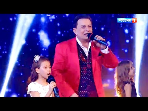 Видео: НОВОГОДНИЕ ИГРУШКИ - А.Хоралов и Карина Антипова ("Привет, Андрей!")