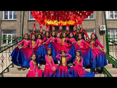 Видео: Сүлүктү шаардык Балдар чыгармачылык борборунун «Кыз Кыял» бийчилер тобу Өзбек бийи