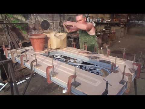 Видео: Клеим панель МДФ на дверь