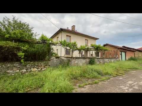 Видео: Прогулка в болгарском селе. Пустые дома и охранные фирмы. И небо перед грозой в Скалско. 26 мая 2023