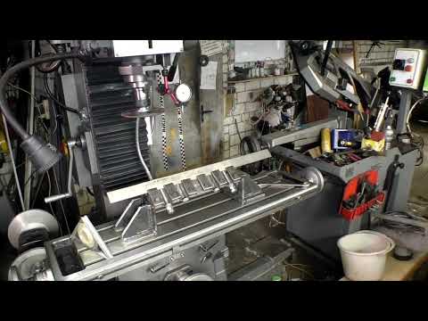 Видео: Заточка строгальных ножей фуганка или рейсмуса на фрезерном станке.