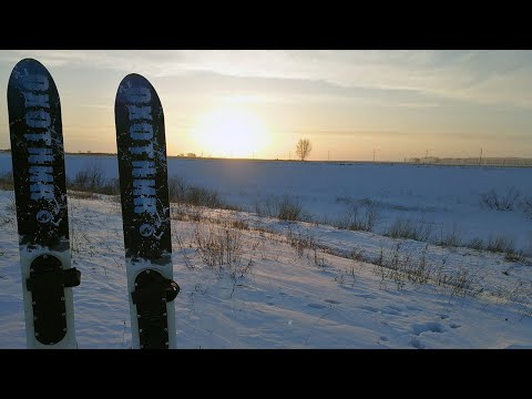 Видео: НА ЛЫЖАХ - К ЛЮБИМОЙ РЕЧКЕ! Рыбалка на мормышку, ловля окуня и плотвы на безмотылку