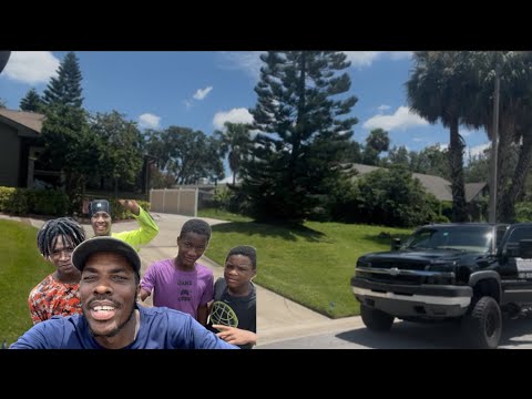 Видео: Убираем подъездную дорожку вместе с братьями 🚚