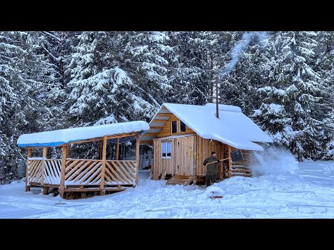 Видео: ИДУ ОДИН В ТАЕЖНУЮ ИЗБУ ПОСЛЕ СИЛЬНЫХ МОРОЗОВ! ТОПЛЮ И ГРЕЮ ИЗБУ!