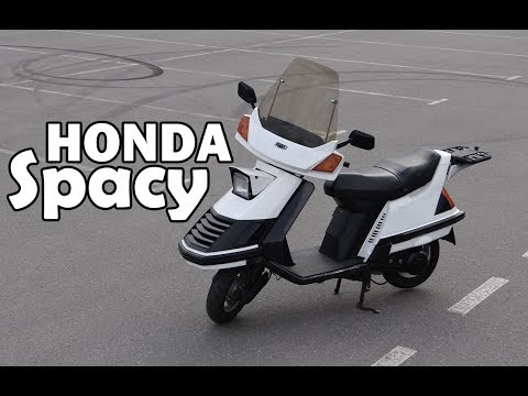 Видео: Honda Spacy 1984-обзор и тест-драйв крайне необычного ретро скутера