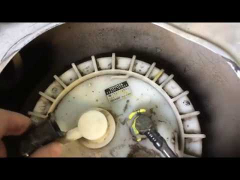 Видео: Замена топливного фильтра.