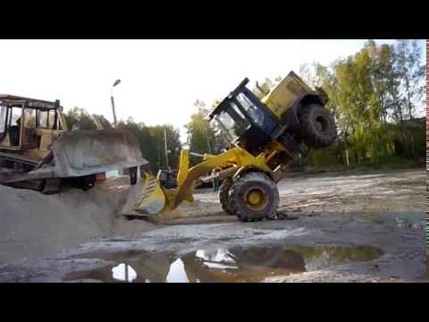 Видео: Как фронтальный погрузчик опрокинуть