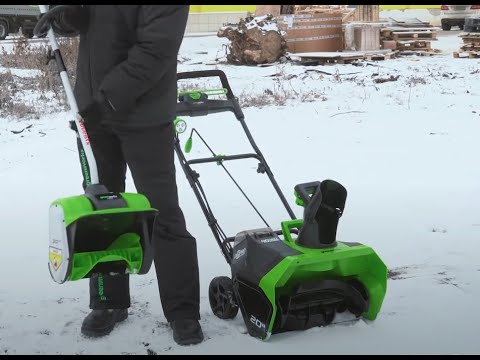 Видео: Что выбрать: электролопата или аккумуляторный снегоуборщик? Показываем!