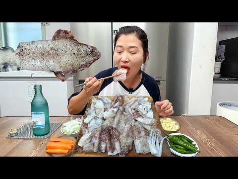 Видео: Шоу по поеданию осьминога 😋 Он похож на кальмара, но в Корее его называют «кколттуги».