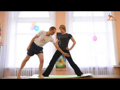 Видео: Уттхита Паршва Конасана МК "30 асан для домашней практики". Йога Айенгара в Днепре