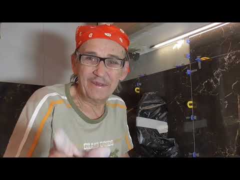 Видео: Укладка плитки кухонного фартука по установленной  мебели. Мкр Вересаево