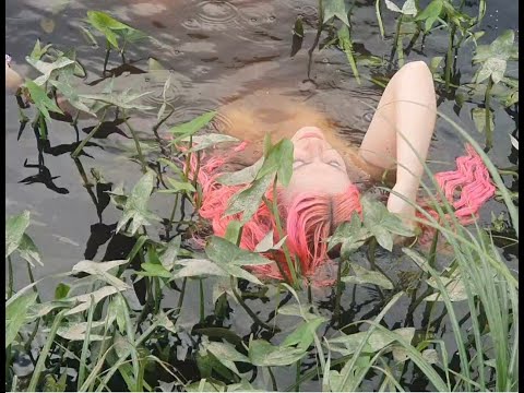 Видео: 🧜‍♀️ идущая к реке