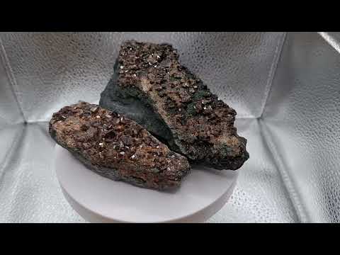 Видео: Ирбинские карьеры. Поиск граната на месторождениях железной руды.