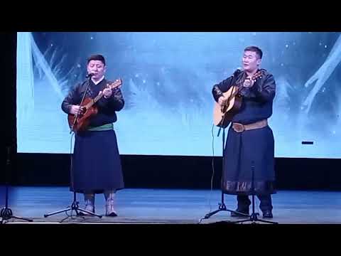 Видео: "Эгэшэ, аха хоëрни... " исп. засл. артист РБ Чингис Раднаев. Гитара - Хэшэгто Бодиев.