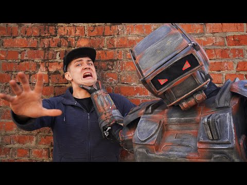 Видео: Робот сошел с ума и напал на нас! Как нам победить роботов?