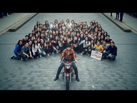 Видео: TAEHYUNG получил тёплый приём по прибытии в Лос-Анджелес | Vogue World Hollywood 2025!