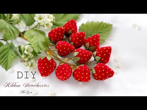 Видео: КЛУБНИКА ИЗ ЛЕНТЫ, МК / DIY Velvet Ribbon Strawberries