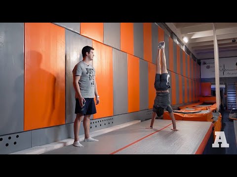 Видео: Как научиться делать стойку на руках?