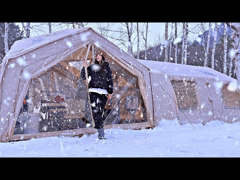 Видео: Непрерывный сильный снег. Очень большая воздушная палатка уютная. Долгосрочный одиночный кемпинг