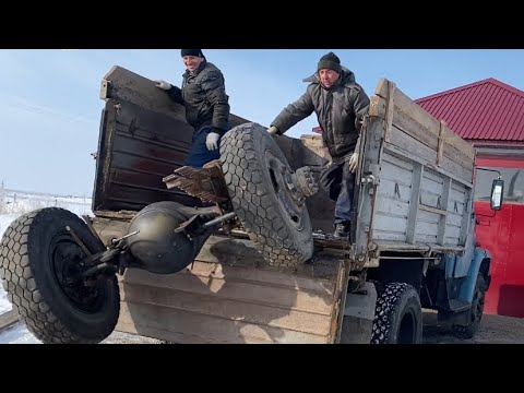 Видео: ЗиЛ из гоночного в тяговой. Замена моста